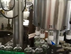 12頭高**全自動(dòng)灌裝機(jī)，塑料蓋自動(dòng)提升理蓋掛蓋機(jī)